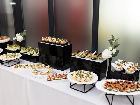 Недорогой фуршетный сет с горячими закусками на 30 персон в Самаре