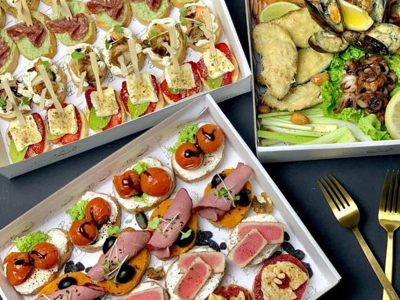 Сытный фуршетный сет с горячими закусками на праздник на 50 персон в Самаре