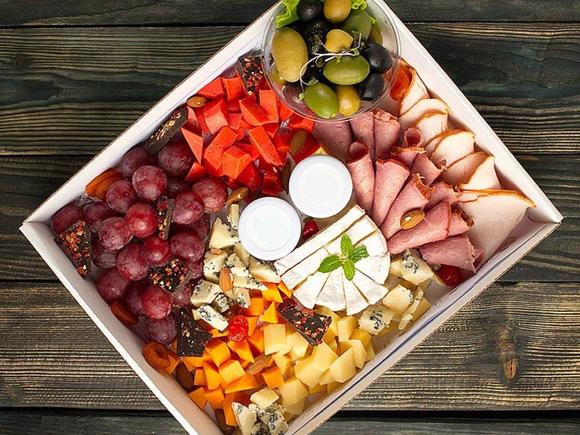 Заказать Романтический сет "Под вино" на 4-6 персон в Санкт-Петербурге