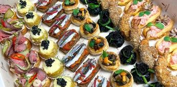 Аппетитный сет с горячими закусками на 7-8 персон