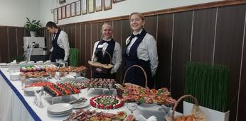 Сытный фуршет с горячими закусками и обслуживанием на 40-45 персон